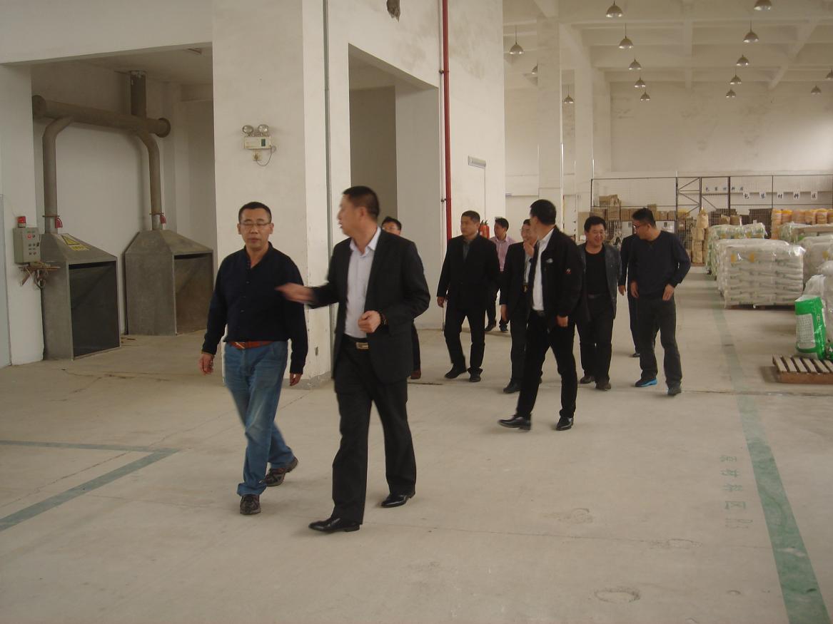 公司销售总监带领华东区行业领导厂区作详细介绍